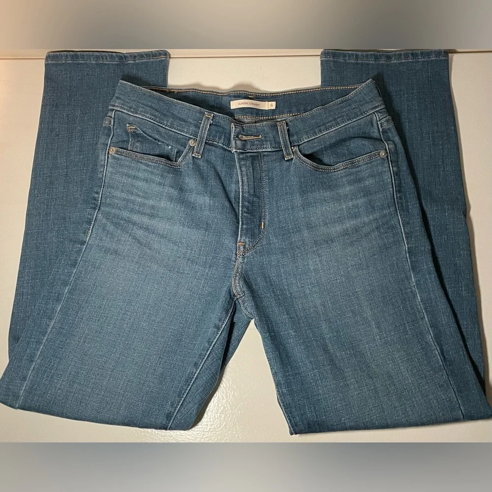 Levi's Classic Fit Women’s Jeans in Medium Wash - Picture 1 of 6